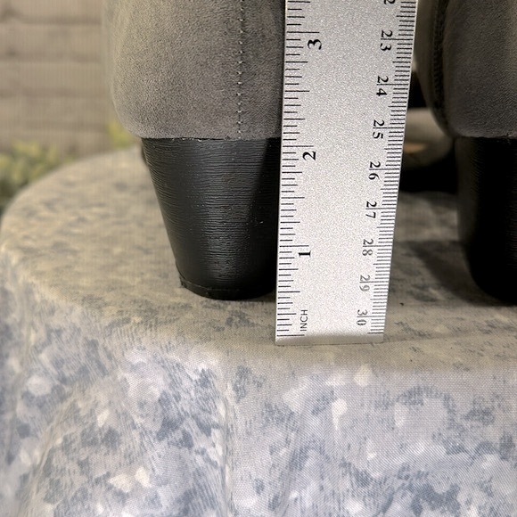 I ❤️ Comfort “Syla” Gray Faux Suede Open Toe Anklewrap Dress Sandals WMS 8M🩶GUC - Picture 8 of 11